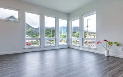 The Metroflor vinyl planks in Poipu draw visitors to the space’s magnificent view of the Koolau mountains.